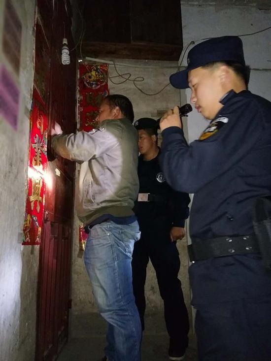 大同粗心妈妈误将幼女锁家中 